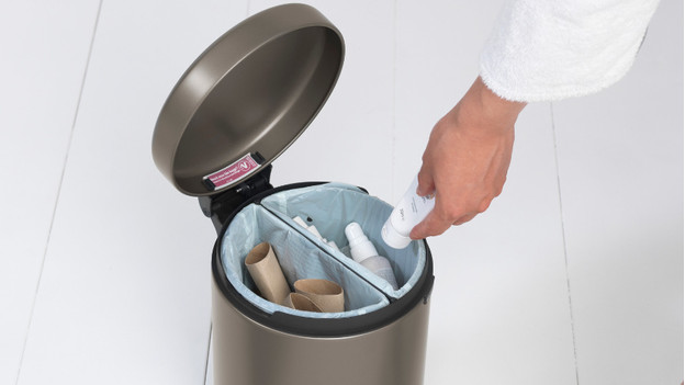 poubelle salle de bain carton et déchets résiduels