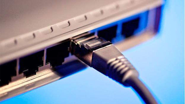 Câble Ethernet inséré dans un ordinateur portable