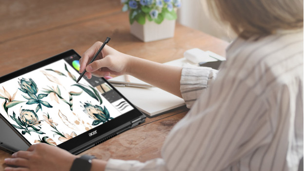 Vrouw tekent met stylus op 2-in-1 laptop