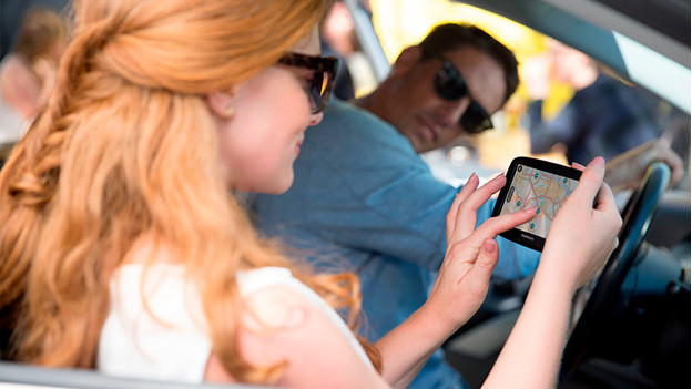 Man en vrouw met autp gps systeem in auto