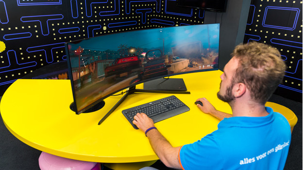 Expert gaming on a super ultrawide IPS gaming monitor