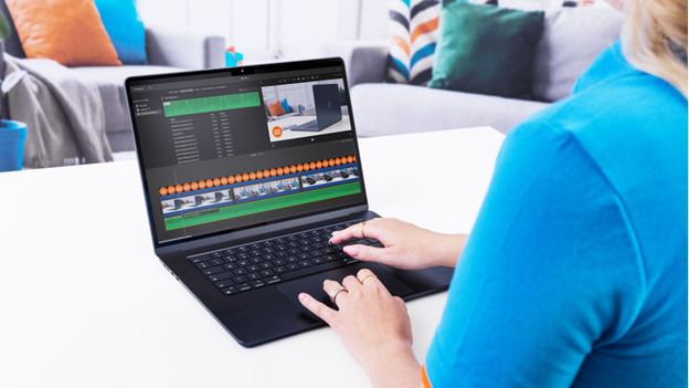 Specialist voert videobewerkingen uit op iMovie.