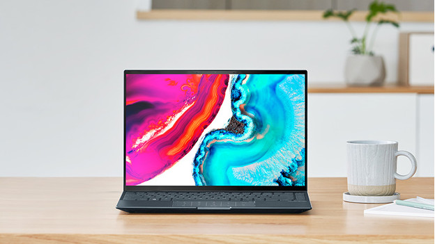 PC portable sur une table.