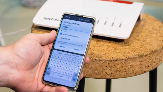 téléphone et routeur