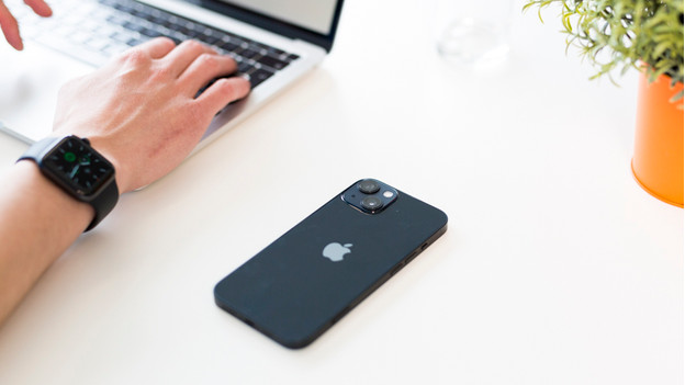 iPhone 12 sur une table