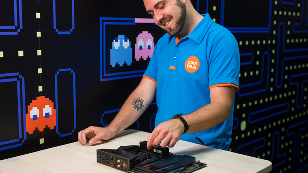 Specialist aan de slag met het installeren van een processor op een moederbord