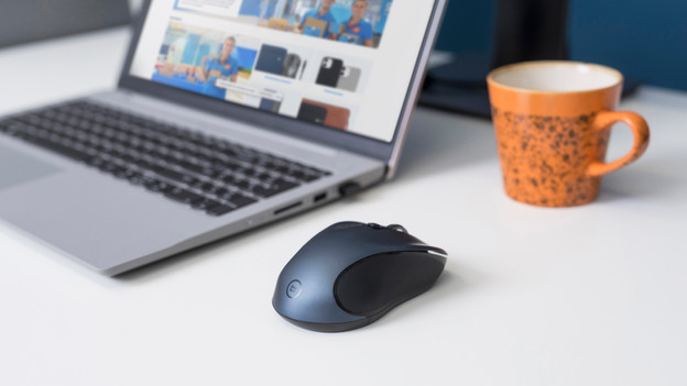 Souris silencieuse sur le bureau à côté de l'ordinateur portable