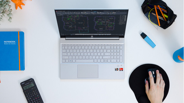 Un PC portable avec des dessins techniques