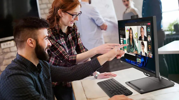 Collega's aan het werk op een Lenovo ThinkCentre