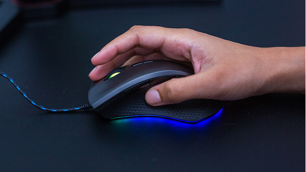 Vrouwenhand met gaming muis. 