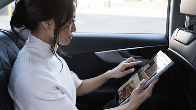 Une femme utilise Surface Pro dans la voiture.