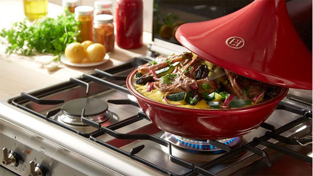 Tajine sur gazinière avec ingrédients