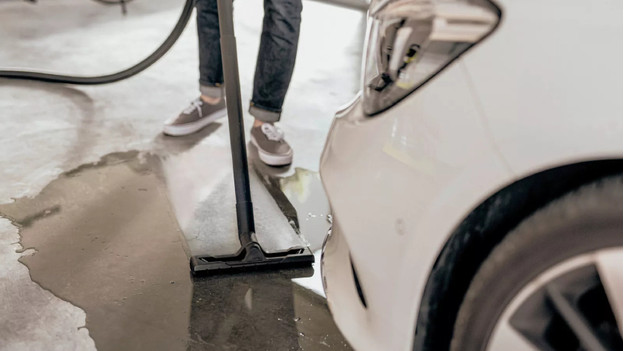 Un aspirateur de chantier permet d'aspirer le liquide.