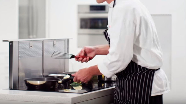 Cuisiner devant une hotte aspirante downdraft