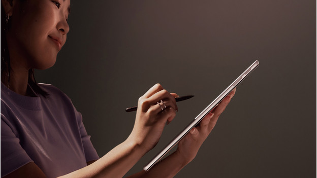 Mevrouw gebruikt het touchscreen van een Surface laptop met de Surface pen