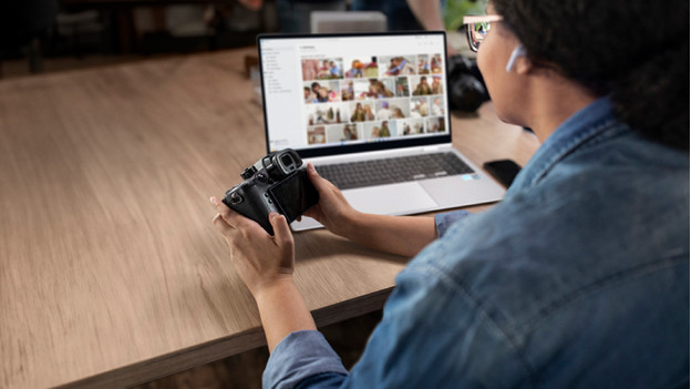 femme avec appareil photo et PC portable