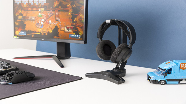 BlueBuilt gaming headset stand with headset