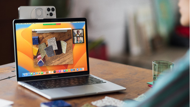 MacBook met een iPhone als webcam.