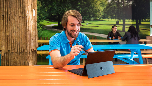 A Coolblue employee is using a stylus pen on the touchscreen of the Microsoft Surface Pro.