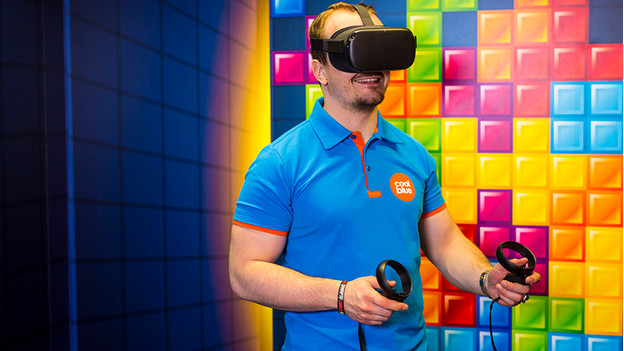 Man speelt games met VR bril op. 