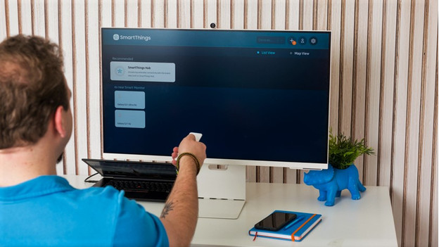Specialist bestuurt zijn smart apparaten via de SmartThings hub op de Samsung M8 monitor