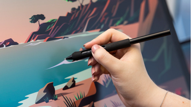 Un spécialiste dessine sur l'écran avec le stylet Wacom Pro Pen 3