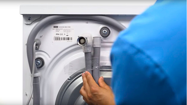 Fixer les tuyaux de la machine à laver avec du papier collant