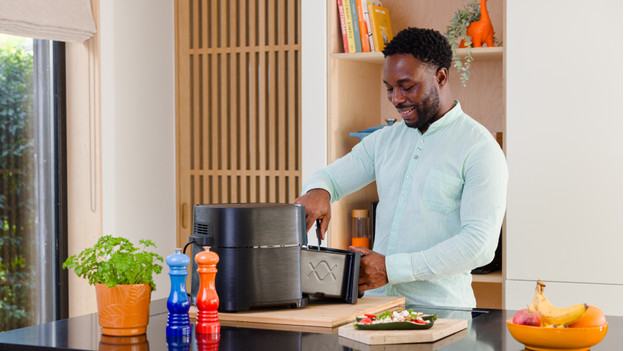 Homme avec une airfryer Veripart