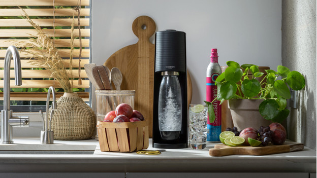 Bouteille SodaStream remplie d'eau du robinet dans le réfrigérateur