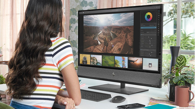 Femme qui travaille derrière un PC tout-en-un.