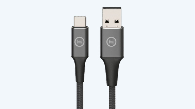 Een usb C kabel gebruik je om de AOC 16T2 van stroom te voorzien