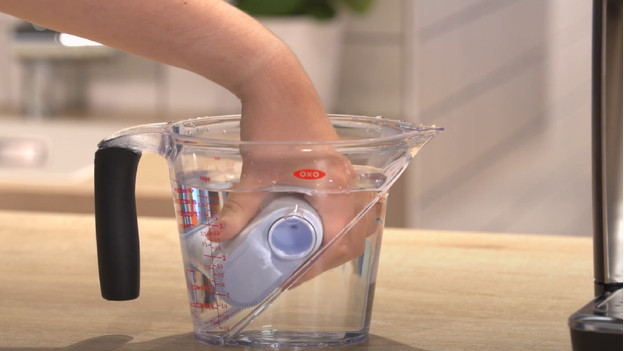 Hold the water filter under water for 30 seconds