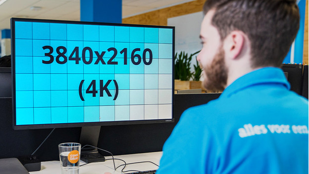 Le spécialiste travaille sur un écran PC 4K