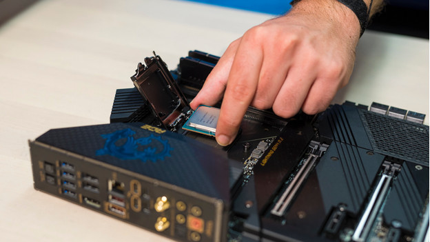 Specialist verwijdert de oude processor uit het moederbord