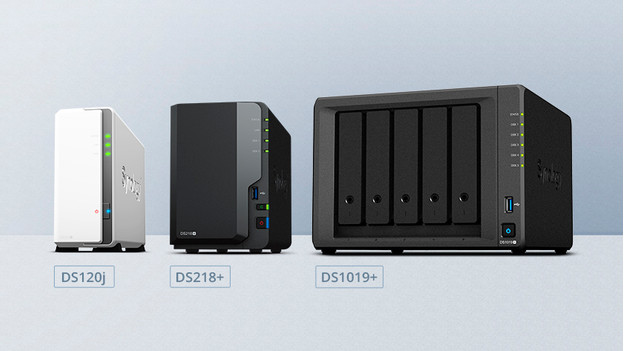 Plusieurs NAS Synology l'un à côté de l'autre