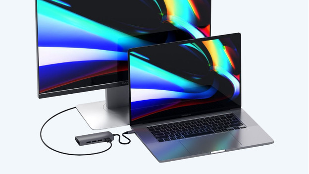 MacBook connecté à un écran PC via convertisseur Satechi