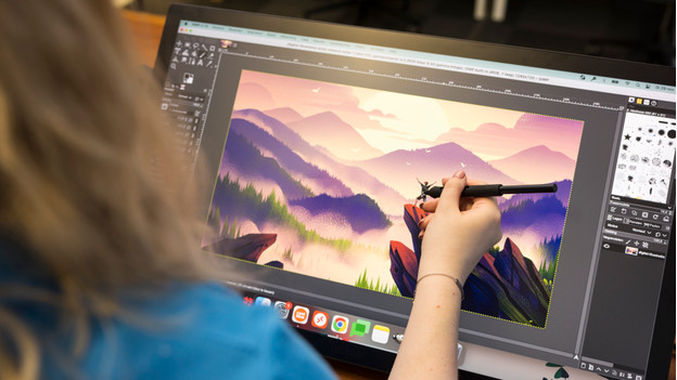 Specialist werkt aan digitale tekening op de Wacom Cintiq Pro 27