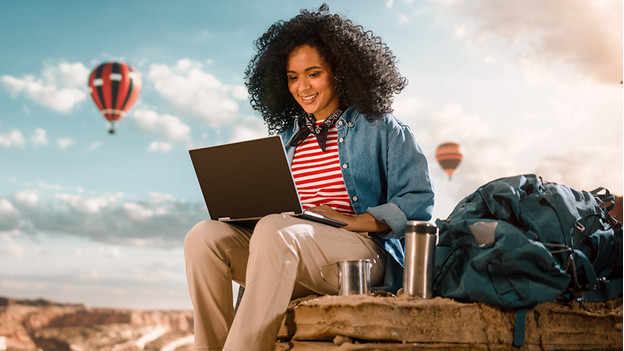 Vrouw die op een Windows laptop werkt.