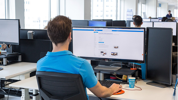 Specialist aan het werk op een ultrawide monitor