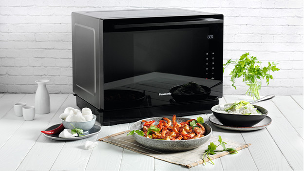 Combi steam oven with food