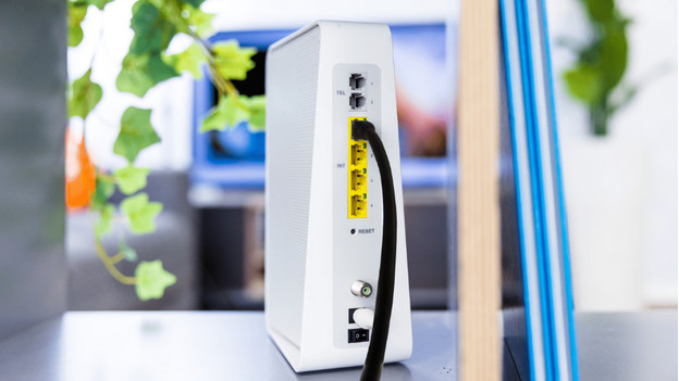 Modem routeur connecté au réseau avec un câble