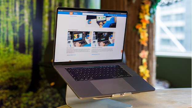 Apple MacBook op laptopstandaard