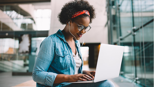 Une femme travaille sur un PC portable.