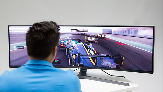 Specialist aan het gamen op een ultrawide monitor