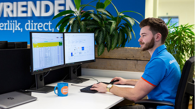 Collaborateur Coolblue avec des écrans PC en daisy chaining