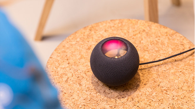 HomePod mini sur une table