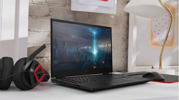 Een HP Omen laptop met accessoires. 