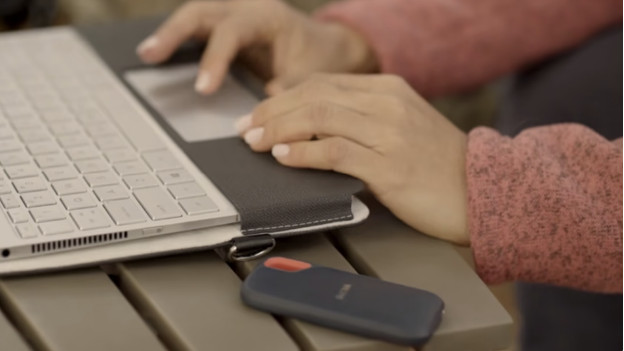 SanDisk SSD naast een laptop