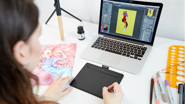 Designing on a wireless drawing tablet