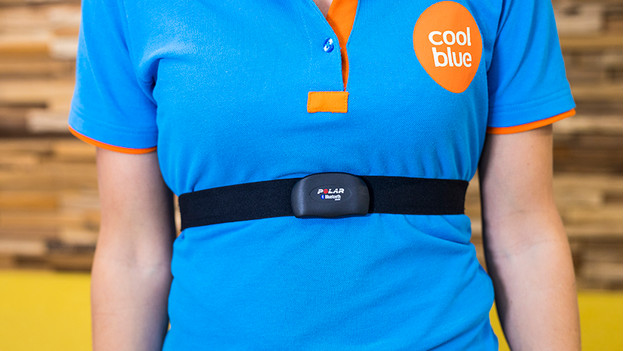 Coolblue expert with a heart rate monitor